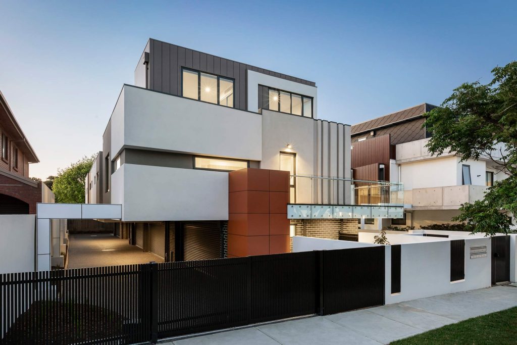 A modern home featuring a stylish fence and gate, showcasing contemporary architecture and design. | Featured Image for the How Custom Made Construction Enhances Luxury Living blog on Collaborate Construction.
